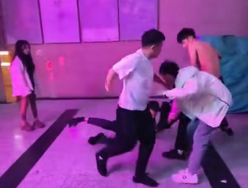网传视频黑丝女被肌肉男掌掴：多段视频和动图流出看完原因我笑疯了（组图） - 8