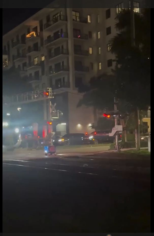 Uber Eats机器人外送期间卡路轨,遭火车高速撞毁殉职(视频/组图) - 2
