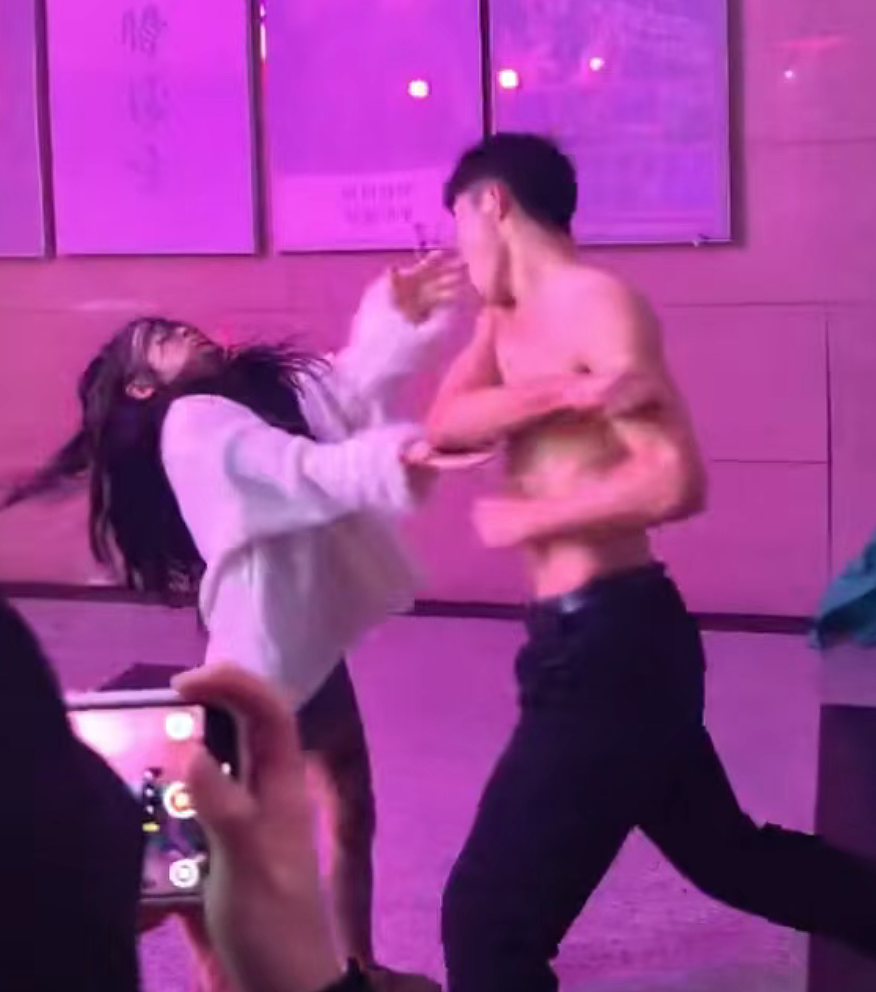 网传视频黑丝女被肌肉男掌掴：多段视频和动图流出看完原因我笑疯了（组图） - 18