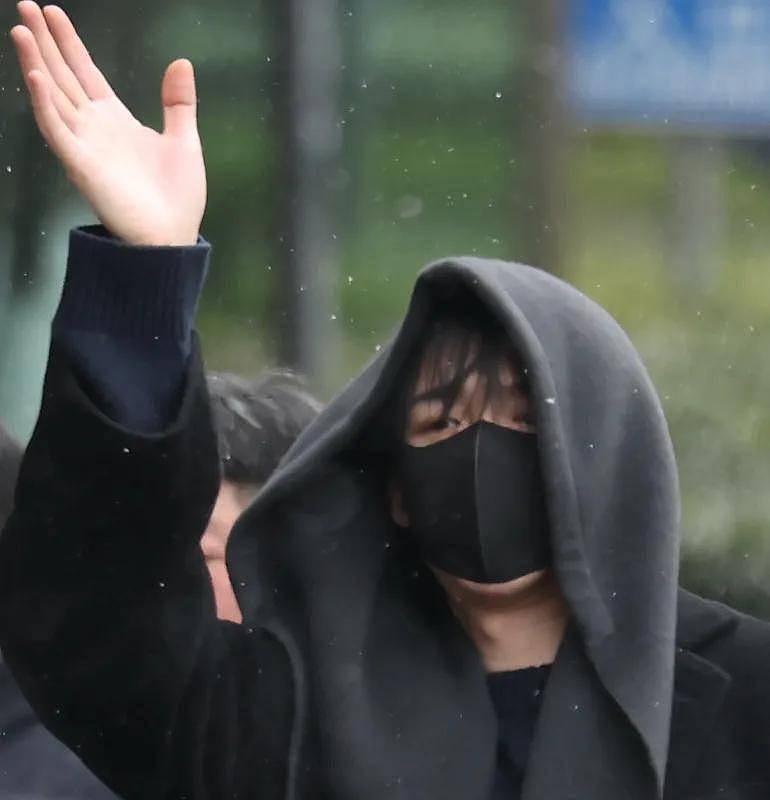 马年春晚首次联排场外细节!张小婉侧身躲镜头...(组图) - 4