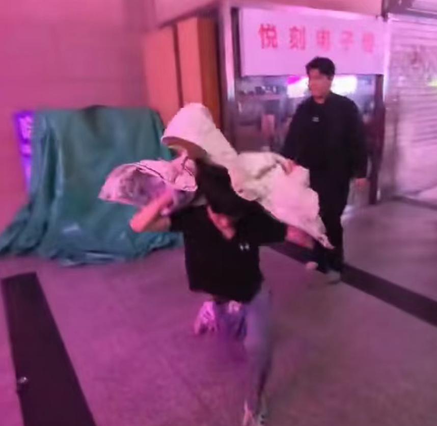 网传视频黑丝女被肌肉男掌掴：多段视频和动图流出看完原因我笑疯了（组图） - 9