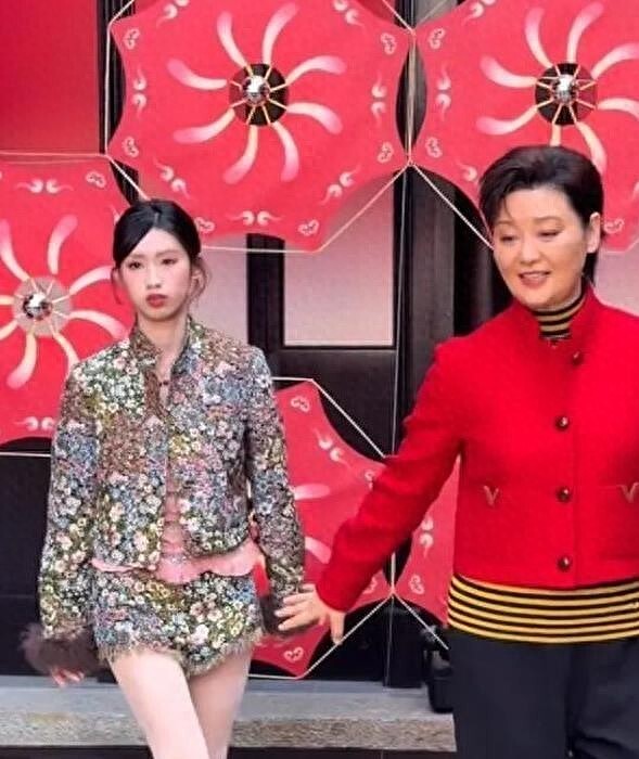徐帆多次牵手女儿被拒,徐朵发文解释:没有看见,当时太紧张了,下次会注意(组图) - 1