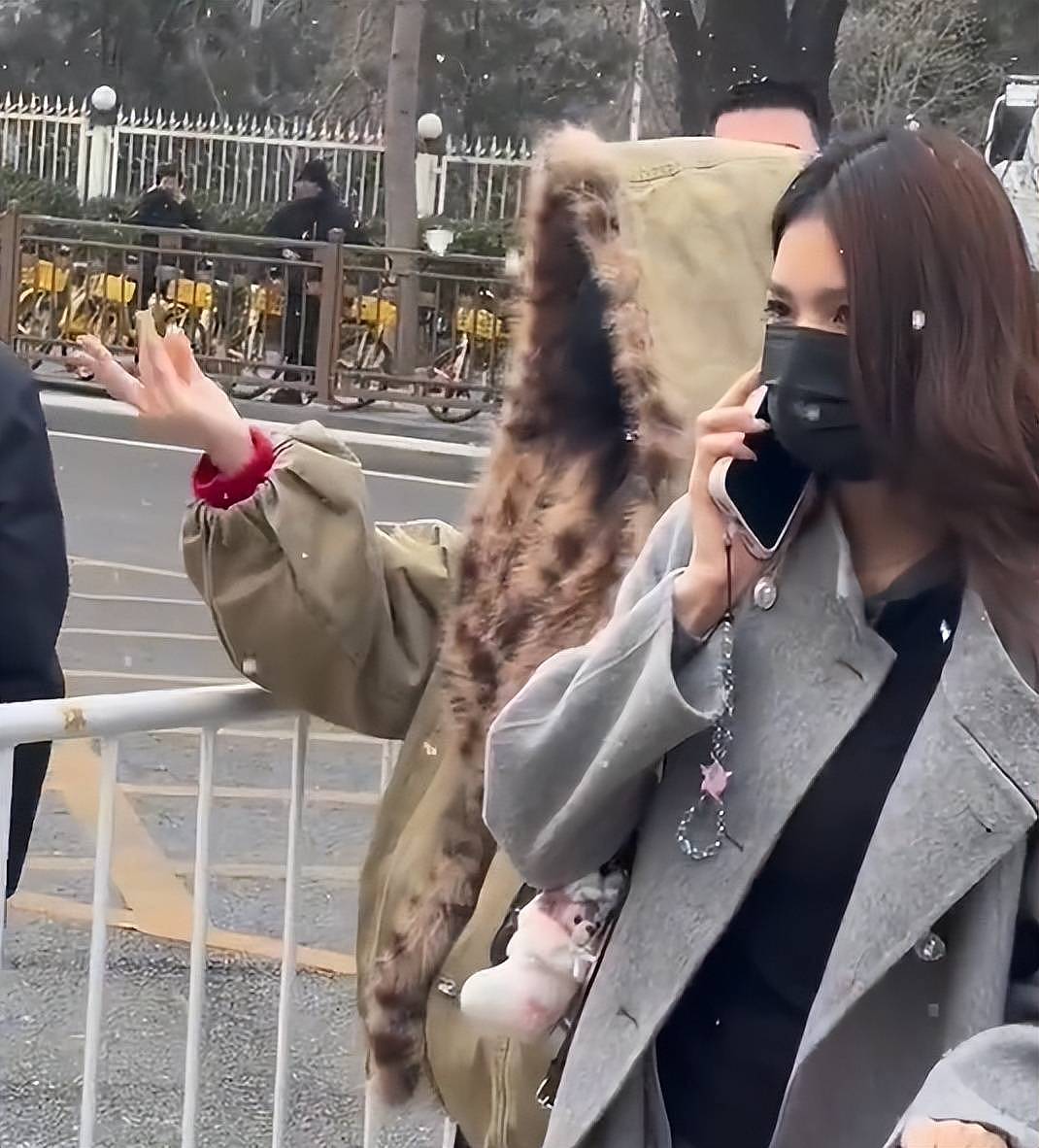 马年春晚首次联排场外细节!张小婉侧身躲镜头...(组图) - 12