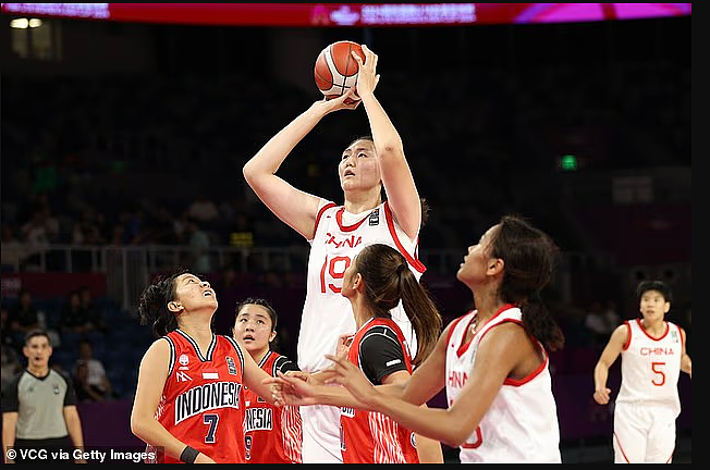 18岁，2米21！山东姑娘震惊体坛，首秀12分钟碾压多名WNBA名将（组图） - 1