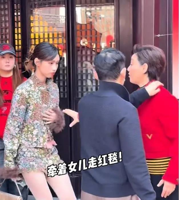 徐帆多次牵手女儿被拒,徐朵发文解释:没有看见,当时太紧张了,下次会注意(组图) - 2