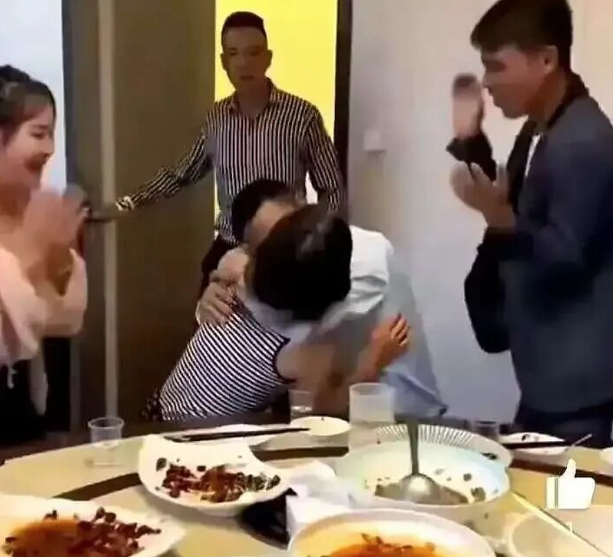 网传视频黑丝女被肌肉男掌掴：多段视频和动图流出看完原因我笑疯了（组图） - 14