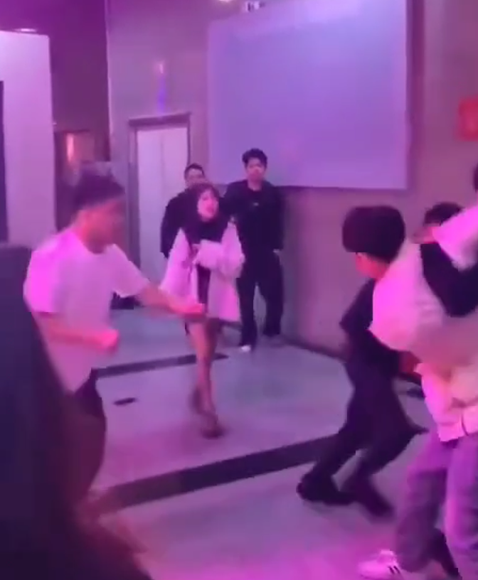 网传视频黑丝女被肌肉男掌掴：多段视频和动图流出看完原因我笑疯了（组图） - 3