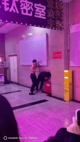 网传视频黑丝女被肌肉男掌掴：多段视频和动图流出看完原因我笑疯了（组图） - 17