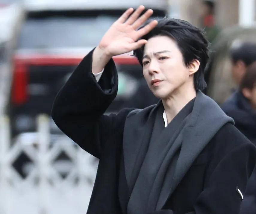马年春晚首次联排场外细节!张小婉侧身躲镜头...(组图) - 6