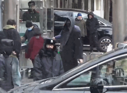 马年春晚首次联排场外细节!张小婉侧身躲镜头...(组图) - 3