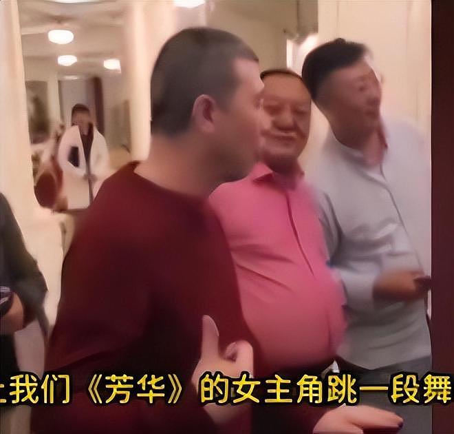 满是心酸!过气男顶流陪老板去酒局,倒酒、递纸巾、赔笑,像个服务员(组图) - 10