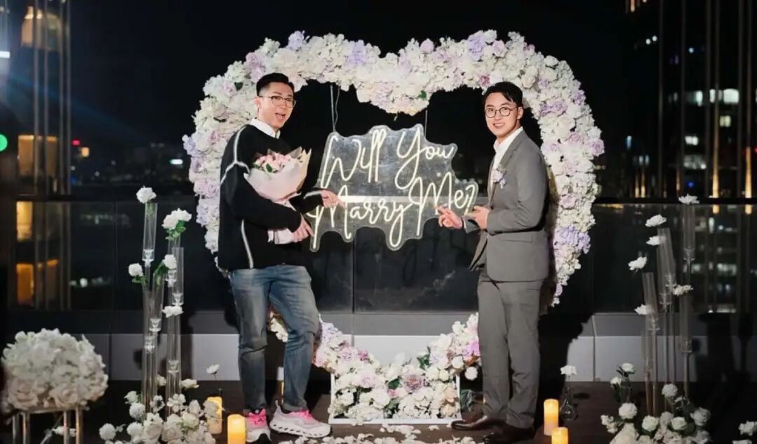 香港主持人宣布和同性爱人订婚，激动到落下男儿泪（组图） - 1