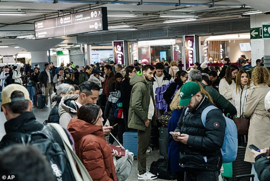 两辆高铁脱轨相撞，已致21人死上百人伤！现场骇人视频公布…（视频/组图） - 17
