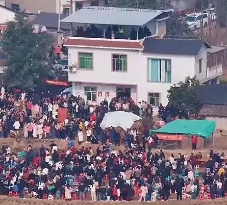 他办杀猪宴失控，数万人涌入蹭饭哄抢如“丧尸围城”（组图） - 7