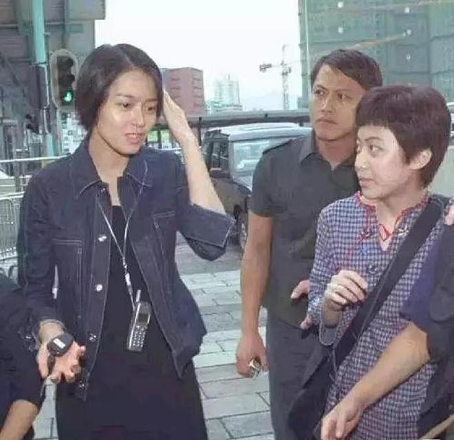 越来越美,甘比戴紫翡翠珠宝艳压朱茵,实力演绎财气养人!(组图) - 9