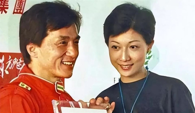 成龙半夜翻看监控，看到72岁林凤娇驼着背叠衣（组图） - 4