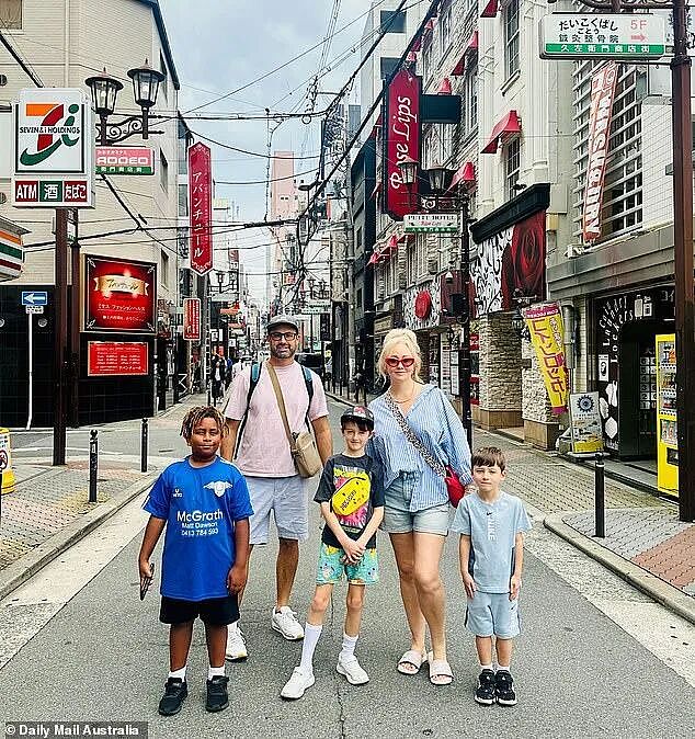 澳洲一家人日本旅游破防：到处被嫌弃，只有7-11收留我们（组图） - 1