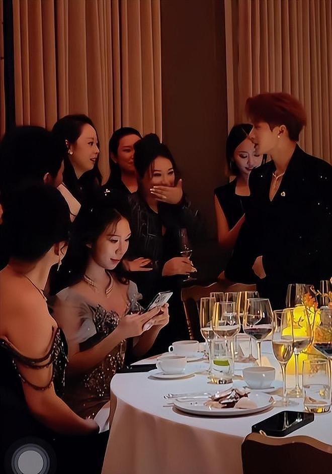 满是心酸!过气男顶流陪老板去酒局,倒酒、递纸巾、赔笑,像个服务员(组图) - 19