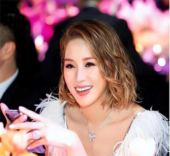她从小就被当成名媛培养,全家移民澳洲!被首富看中花10亿娶回家,8年生了四胎(组图) - 1