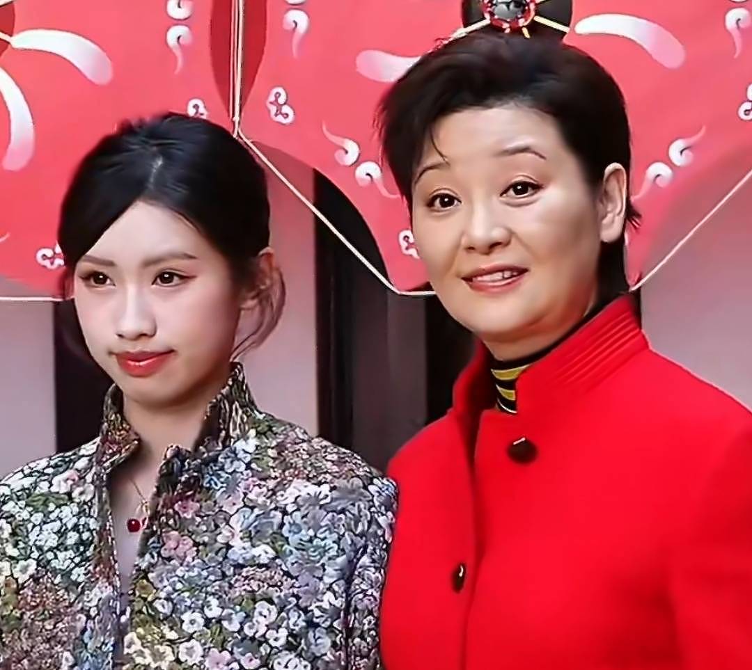 3次推开养母徐帆的手，徐朵对徐帆神情冷漠（组图） - 2