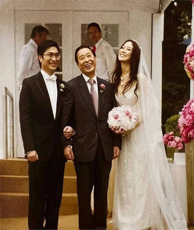 她从小就被当成名媛培养,全家移民澳洲!被首富看中花10亿娶回家,8年生了四胎(组图) - 4