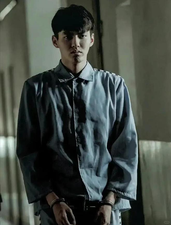 满是心酸!过气男顶流陪老板去酒局,倒酒、递纸巾、赔笑,像个服务员(组图) - 22