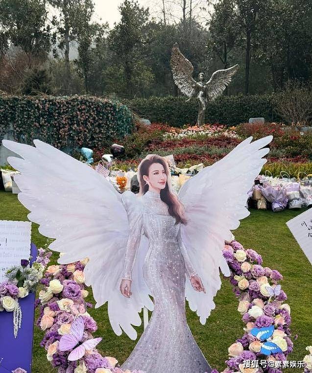 李玟51岁冥诞,墓地成为一片浪漫花海,萧亚轩的粉丝送鲜花(组图) - 2