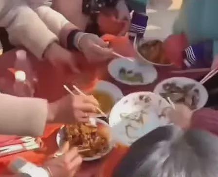 他办杀猪宴失控，数万人涌入蹭饭哄抢如“丧尸围城”（组图） - 4