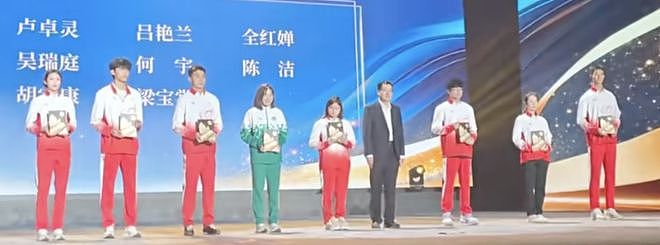 全红婵久违亮相！荣获杰出运动员C位领奖，1人抱着5瓶矿泉水上台（组图） - 2