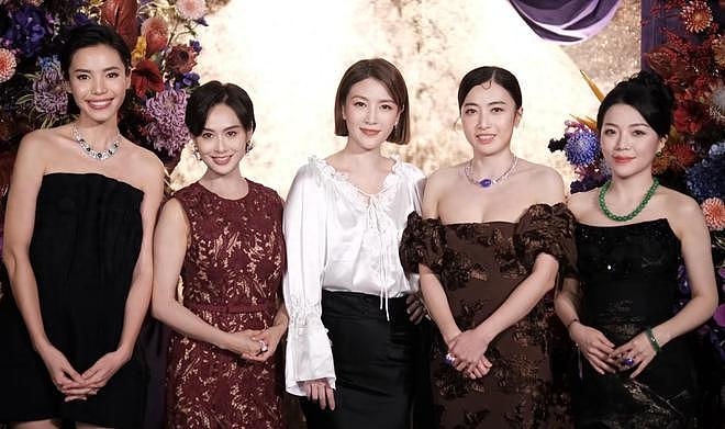 越来越美,甘比戴紫翡翠珠宝艳压朱茵,实力演绎财气养人!(组图) - 1