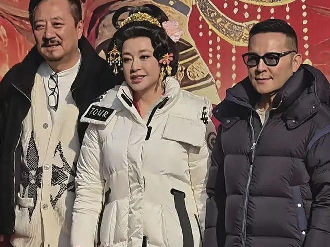 75岁刘晓庆再拍武则天,还演少女!1天睡4小时,手机壳印着她本人(组图) - 2