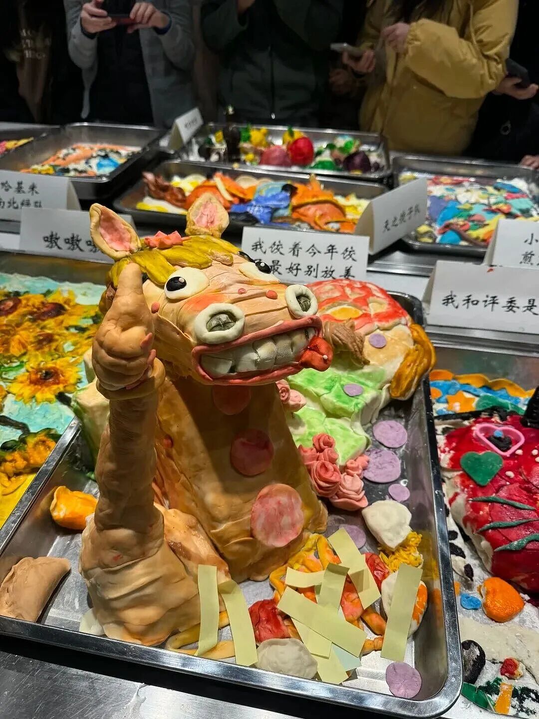 画风清奇!四川美术学院包饺子大赛,捏出了一系列抽象派作品!网友:除了不像饺子,啥都像!(组图) - 3