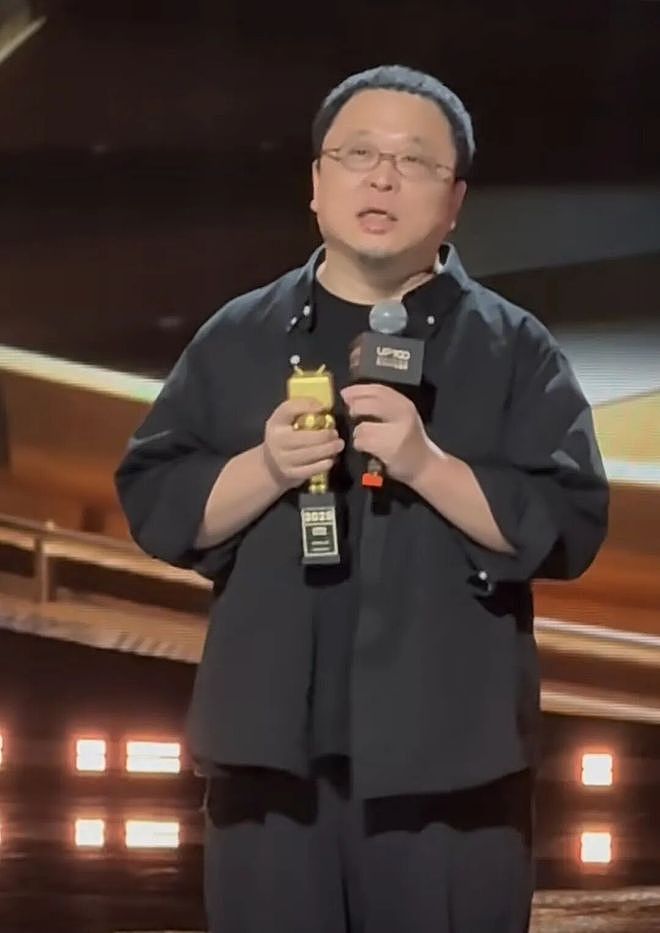 罗永浩被禁言后首现身,获年度新人奖但领奖时奖杯断了(组图) - 4