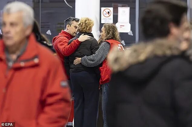 西班牙高铁相撞致39人遇难:铁轨笔直、设备全新、排除人为,原因诡异成谜(组图) - 15