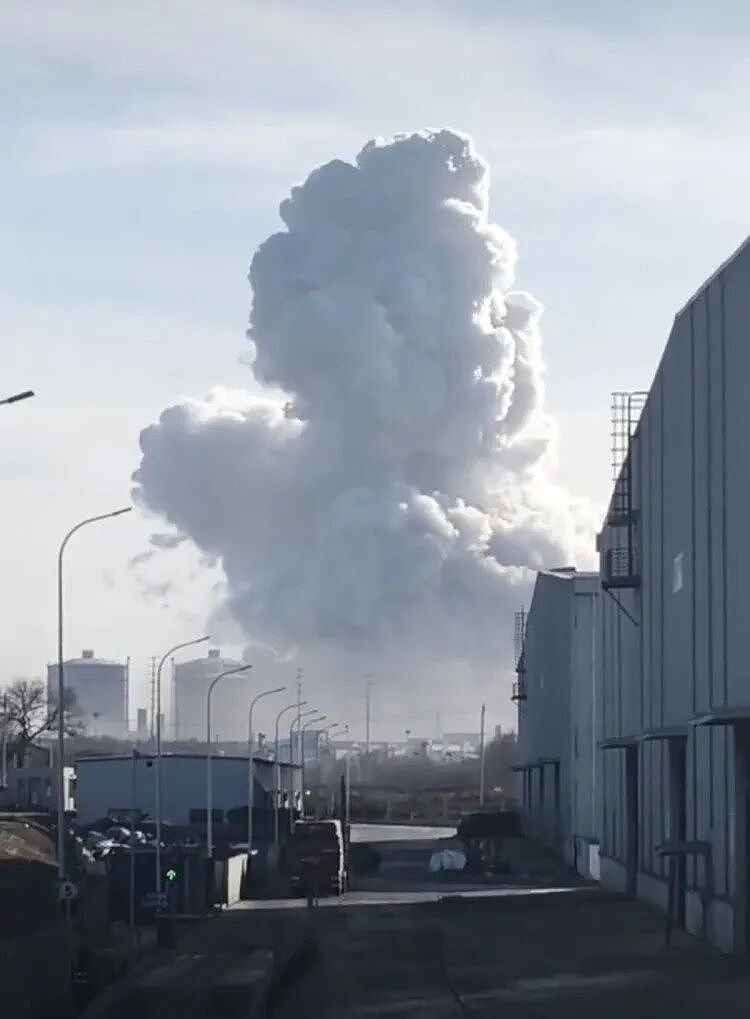 实地探访包钢板材厂爆炸事故现场：工人被气浪掀飞，巨型铁球砸塌二层楼（组图） - 4
