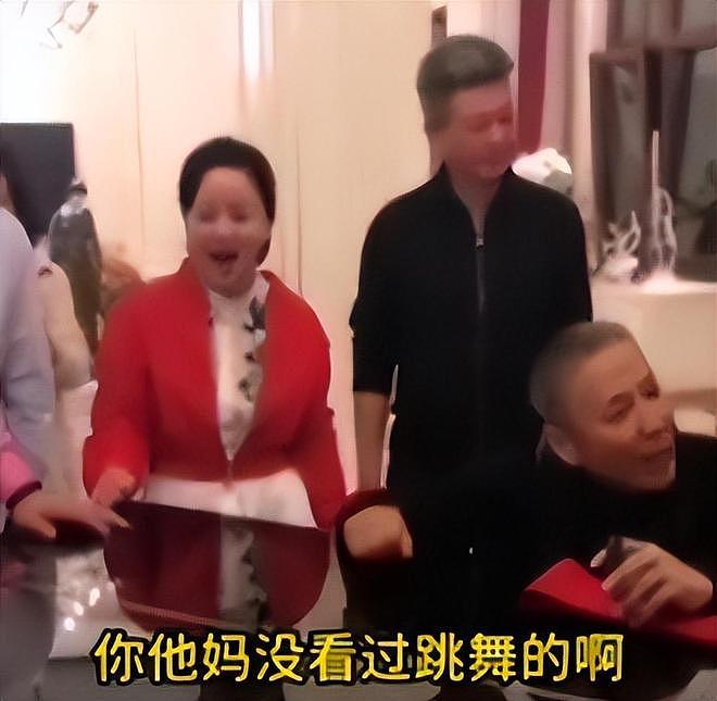 满是心酸!过气男顶流陪老板去酒局,倒酒、递纸巾、赔笑,像个服务员(组图) - 13