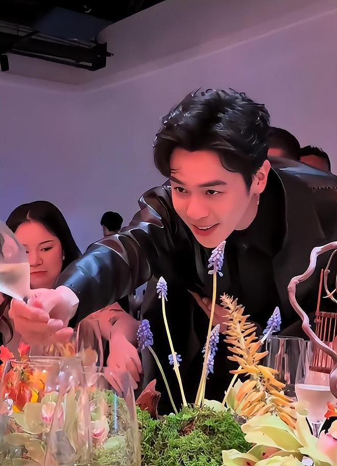 满是心酸!过气男顶流陪老板去酒局,倒酒、递纸巾、赔笑,像个服务员(组图) - 2