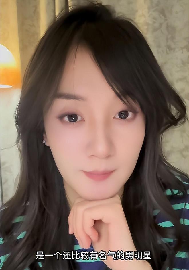 满是心酸!过气男顶流陪老板去酒局,倒酒、递纸巾、赔笑,像个服务员(组图) - 3