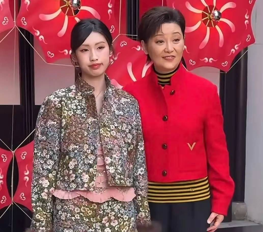 3次推开养母徐帆的手，徐朵对徐帆神情冷漠（组图） - 4