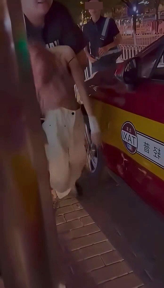 美女疑被当众捡尸片疯传！四肢软瘫遭壮男“抱胸”上计程车，网友：疑似下药（视频/组图） - 2