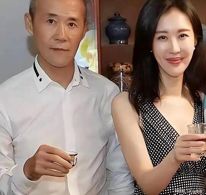 田朴珺送书给段永平教他赚钱！王石那个捂脸的动作，胜过千言万语（组图） - 1