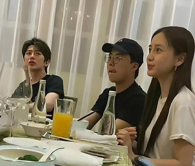 满是心酸!过气男顶流陪老板去酒局,倒酒、递纸巾、赔笑,像个服务员(组图) - 7