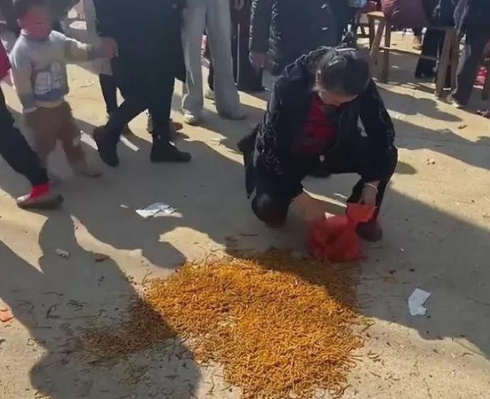 他办杀猪宴失控，数万人涌入蹭饭哄抢如“丧尸围城”（组图） - 6