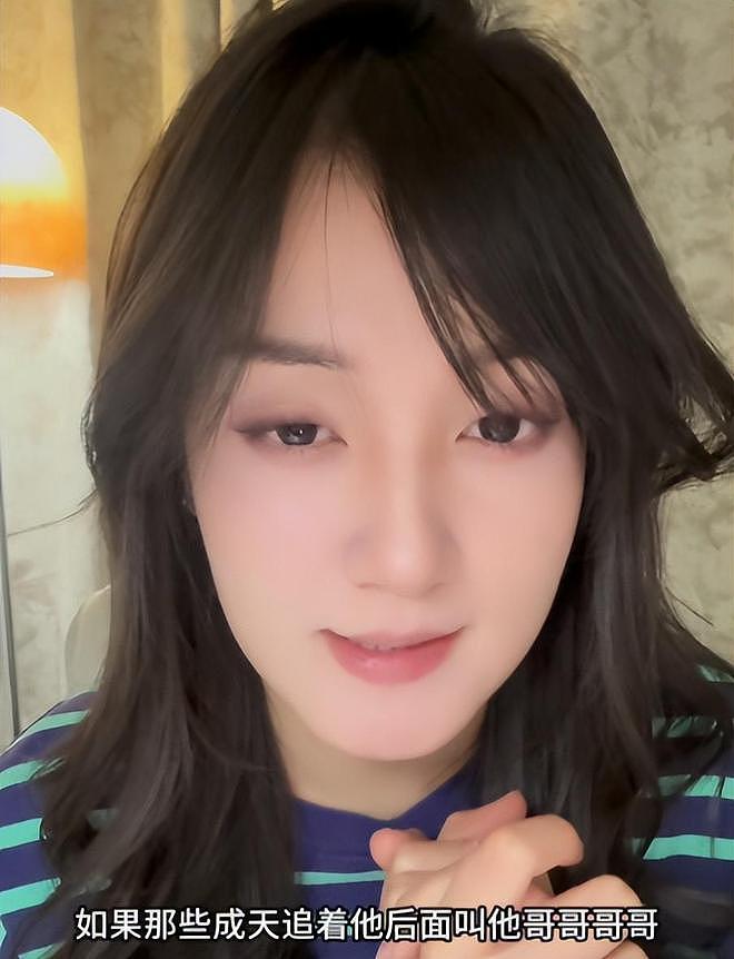 满是心酸!过气男顶流陪老板去酒局,倒酒、递纸巾、赔笑,像个服务员(组图) - 5