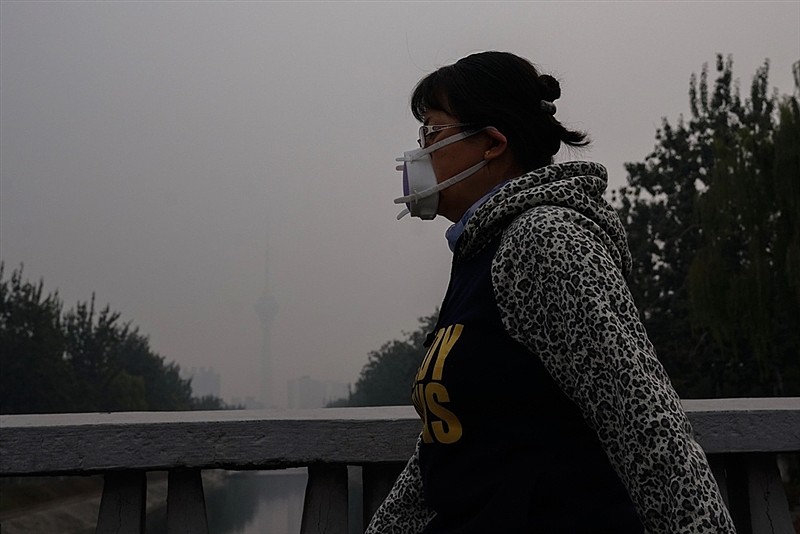 中国多城市出现连续雾霾天气,成都状况严重引民怨(组图) - 1