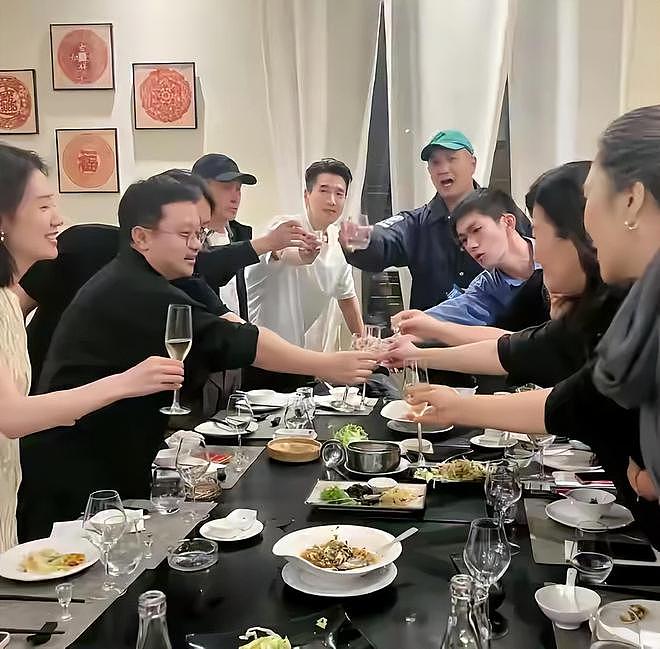 满是心酸!过气男顶流陪老板去酒局,倒酒、递纸巾、赔笑,像个服务员(组图) - 23