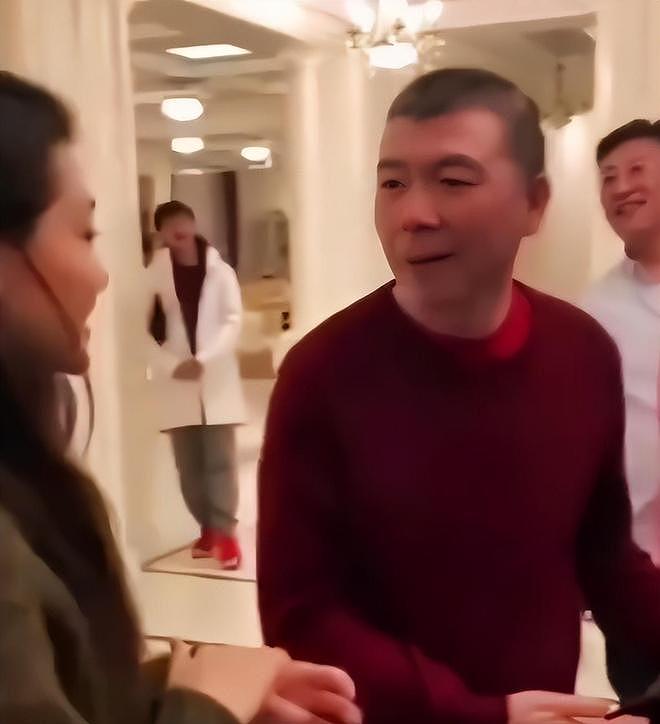 满是心酸!过气男顶流陪老板去酒局,倒酒、递纸巾、赔笑,像个服务员(组图) - 15