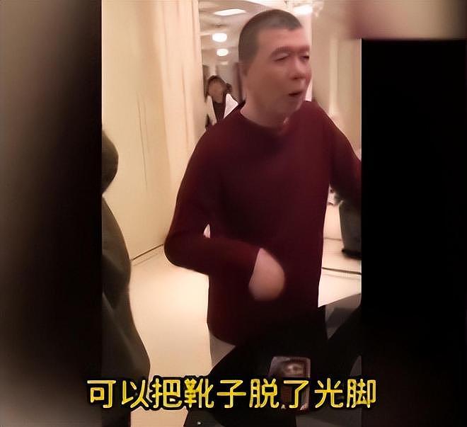 满是心酸!过气男顶流陪老板去酒局,倒酒、递纸巾、赔笑,像个服务员(组图) - 12