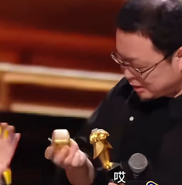 罗永浩被禁言后首现身,获年度新人奖但领奖时奖杯断了(组图) - 5
