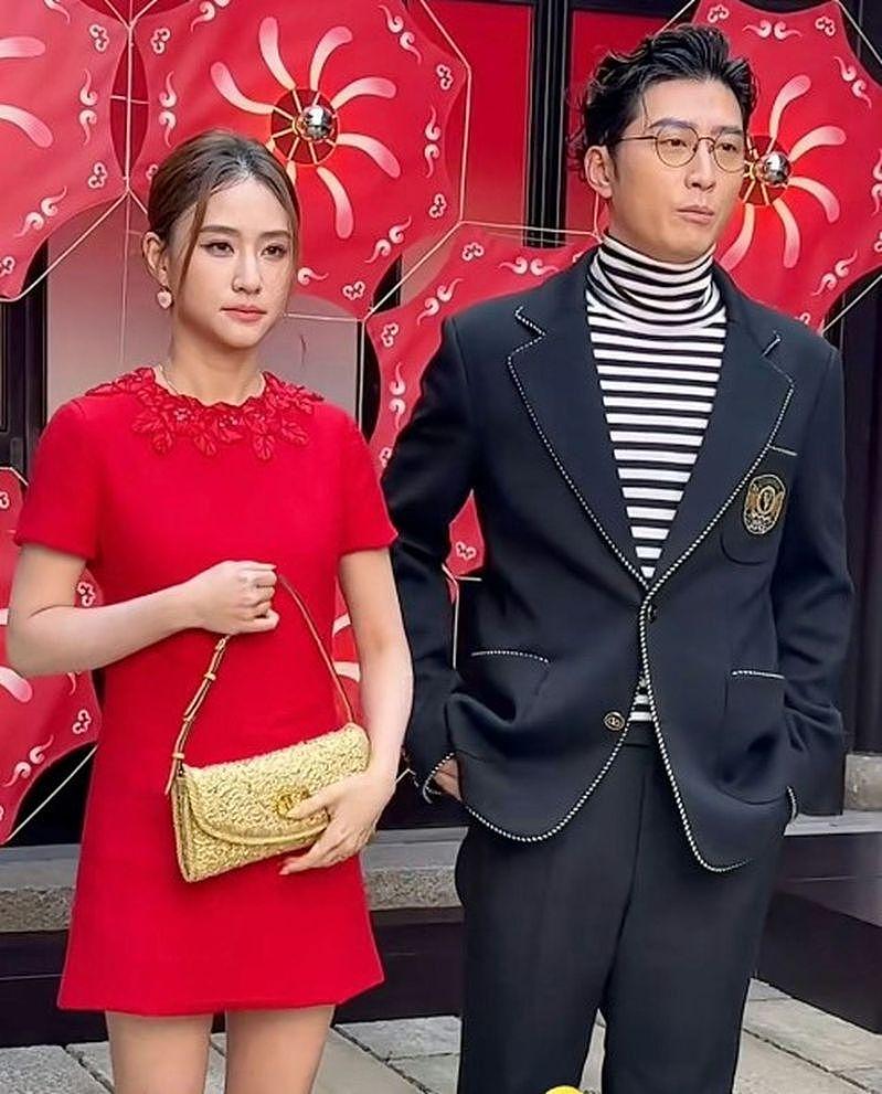 离婚传闻后首合体！何超莲表情冷，窦骁动作僵，网酸：看起来很不熟（组图） - 1